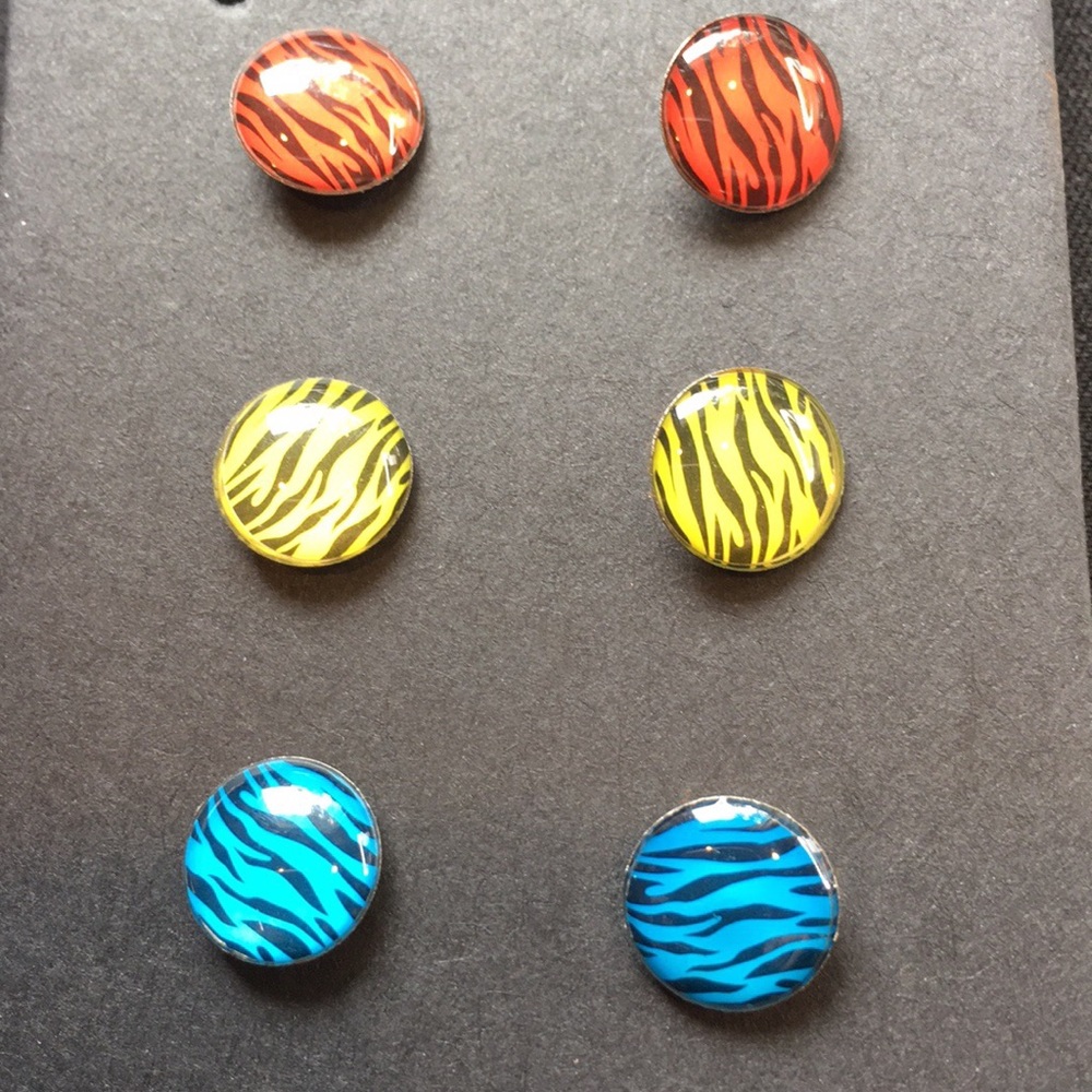 3 Pairs of Stud Earrings - Picture 4 of 7